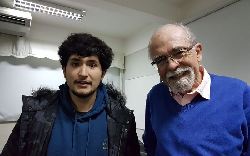 Estudiante Ernesto Campos del ODB, recibe clases de astrónomo José Maza