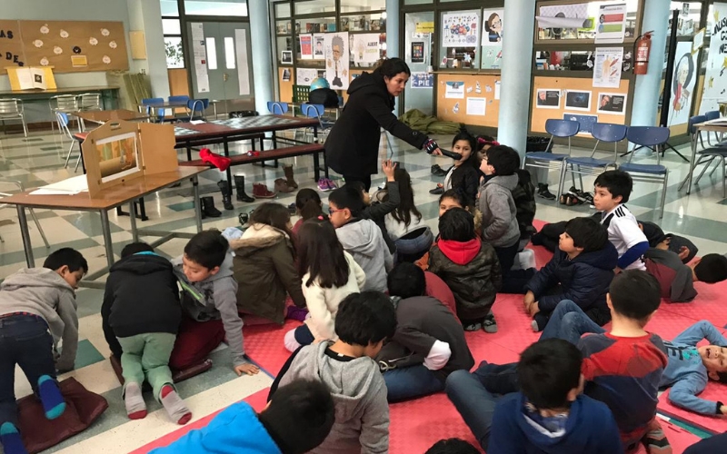 Biblioteca CRA regaló a los estudiantes un cuento en Kamishibai